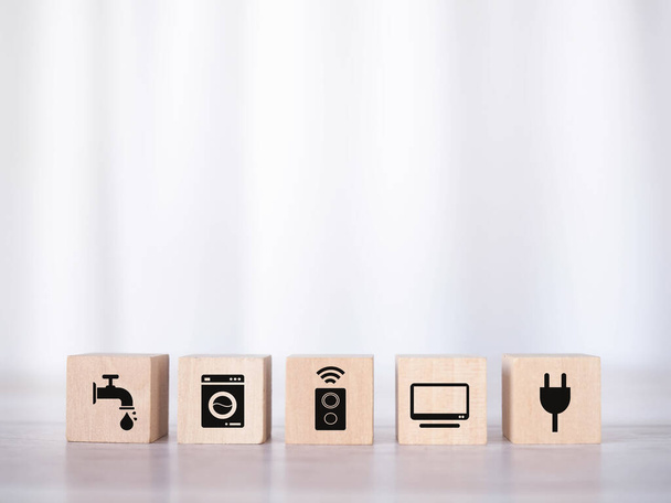 Дерев'яний блок з розумними домашніми іконками. Концепція технології автоматизації для кожного вдома. - Фото, зображення