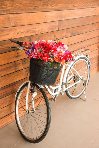 Bicicleta vintage con flor en cesta, Tailandia. - Foto, Imagen