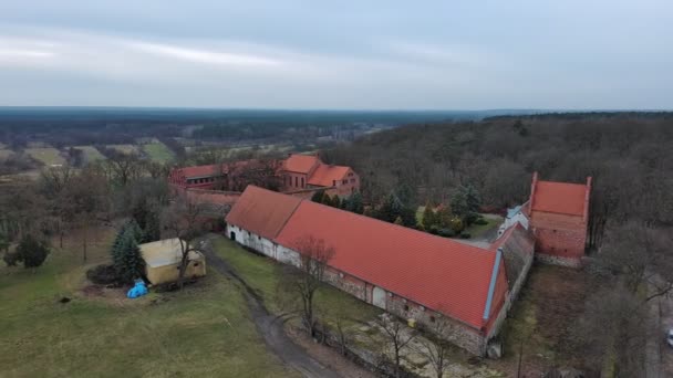 Château de Bierzglowski construit sur un escarpement, Pologne. - Séquence, vidéo