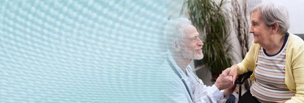 Férfi orvos támogatása idős nő idősek otthonában; panoráma banner - Fotó, kép