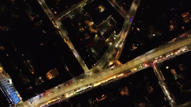 Wysoki kąt widzenia podświetlane ulice między przyciemnionymi blokami budynku mieszkalnego w mieście nocy. Wiedeń, Austria. - Materiał filmowy, wideo