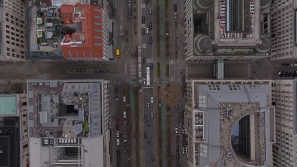 A város utcáin közlekedő járművek felülről lefelé néznek. A busz és a környező autók nyomon követése. Villamos halad a sínek körül. Bécs, Ausztria. - Felvétel, videó