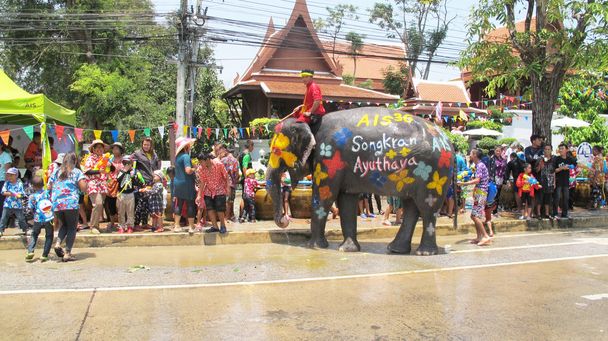 Festival de Songkran se celebra en un tradicional Año Nuevo es el Día del 13 al 15 de abril, con las salpicaduras de agua con elefantes en Ayutthaya, Tailandia
. - Foto, Imagen