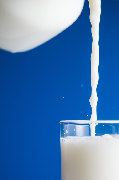 Milch ins Glas gegossen - Foto, Bild