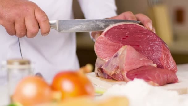 Cocinero cortó la carne
 - Imágenes, Vídeo
