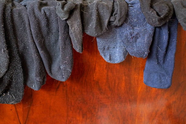 tło myte męskie czarne skarpetki w wełnie na szafie - Zdjęcie, obraz