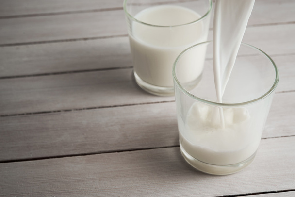 Frische Milch ins Glas gießen - Foto, Bild