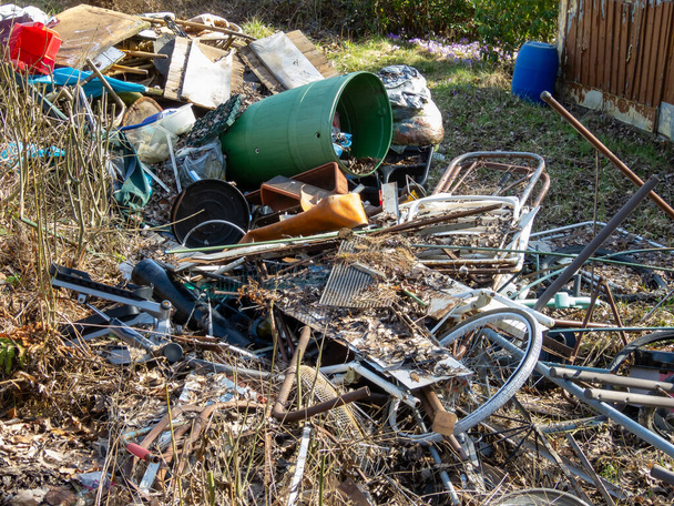 Afval dat in een tuin moet worden verwijderd - Foto, afbeelding