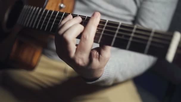 Muž, hrál na kytaru na černém pozadí Zpomalený pohyb - Záběry, video