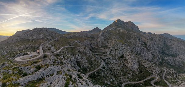 panoraama näkymä kuuluisa käärme tie johtaa Coll de Reis vuoristosolasta Sa Calobra karu maisema Pohjois Mallorca - Valokuva, kuva