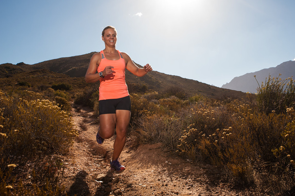 Blond kobieta szlak biegacz przez krajobraz górski - Zdjęcie, obraz