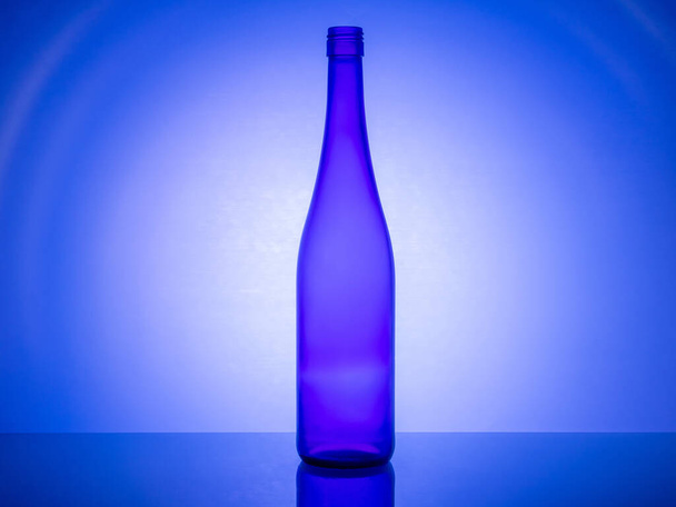 Detailní záběr elegantního skla s kreativním osvětlením pomocí barevných gelových filtrů, které vytváří ohromující a umělecký efekt podsvícení. Tento jedinečný obraz je ideální pro design a umělecké koncepty. - Fotografie, Obrázek