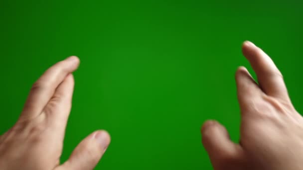 Gecombineerde vingers op een groene achtergrond. Het proces van ervaren en juichen. - Video