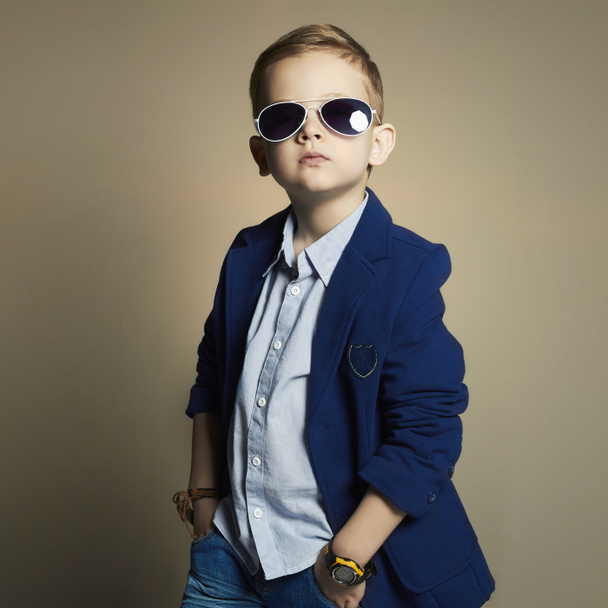 Modny chłopczyk w sunglasses.stylish dziecko w kolorze. - Zdjęcie, obraz