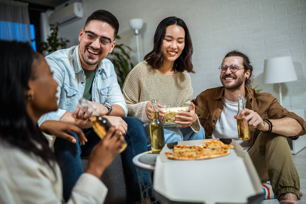 Grupo multirracial de amigos teniendo fiesta de pizza. - Foto, imagen