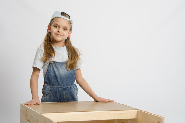 Portrait d'un enfant en vêtements de travail charpentier
 - Photo, image