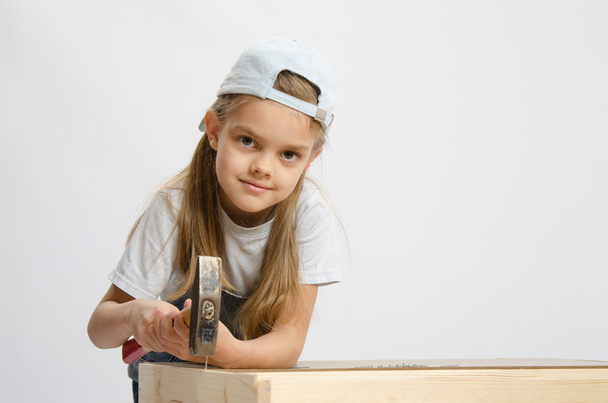 Travail des enfants en classe clous de marteau avec un marteau
 - Photo, image