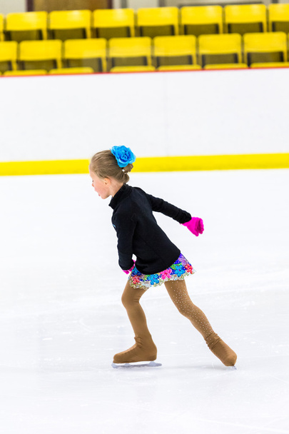 Joven patinador artístico practicando
 - Foto, Imagen