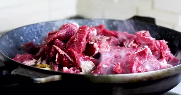 обжарить серую говяжью мякоть на высокой температуре в сковороде. homemade - Кадры, видео