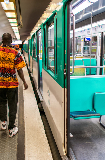 Parijs - 20 juli 2014: Métropolitain trein op een metrostation.  - Foto, afbeelding