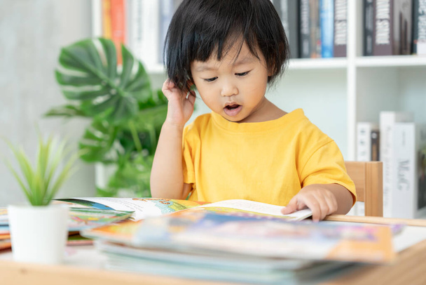 ハッピーアジアの子供たちは,自宅で読書をリラックスできます. 娘と物語を読んでいる. 開発,育児,笑い,教育,ストーリーテリング,実践,想像,中毒の携帯電話を減らす - 写真・画像