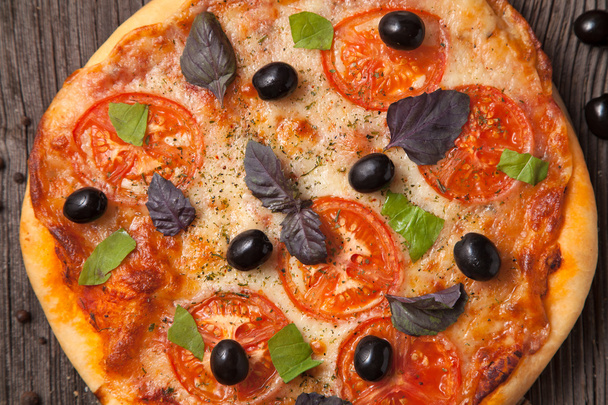 Pizza margherita italiana con pomodori, pepe, olive e basilico
 - Foto, immagini