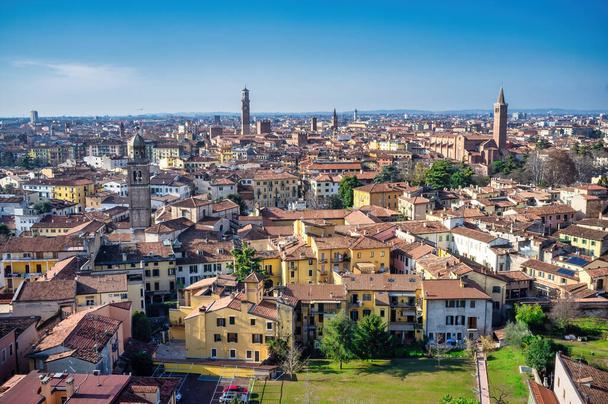 Вид на Верону, Италия, с верхней панорамной террасы Сан-Зено в Риме - Фото, изображение