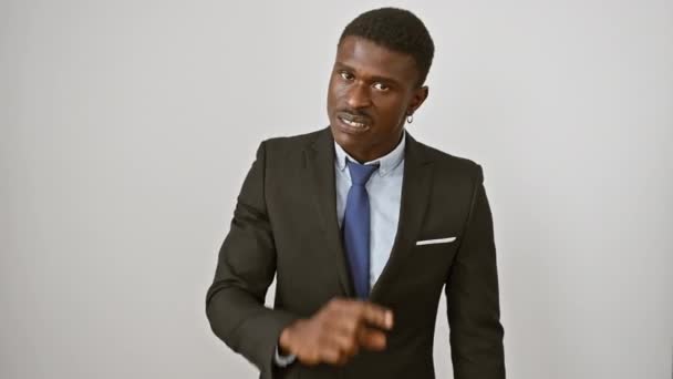Wütender afrikanisch-amerikanischer Mann im Anzug, isoliert auf weißem Boden stehend, frustriert - Fäuste in aggressiver Wut und Wut erhoben - Filmmaterial, Video