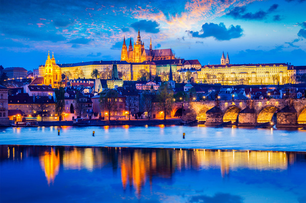 Castillo de Praga en el crepúsculo
 - Foto, Imagen