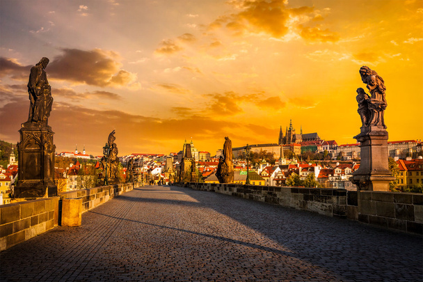 カレル橋とプラハ castleon 日の出 - 写真・画像