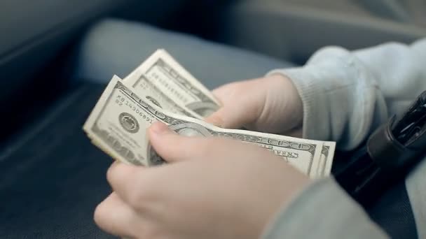 Les mains comptant l'argent
 - Séquence, vidéo