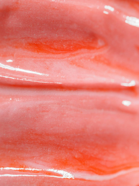 Primo piano di brillanti riflessi rosso pastello lucido con texture morbida. - Foto, immagini