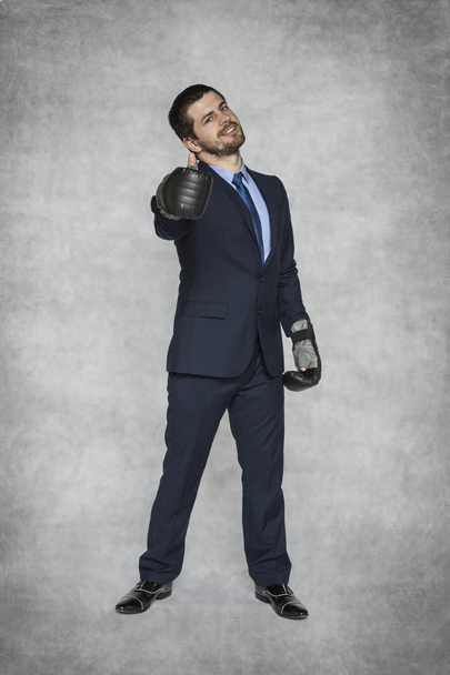 pollice in su uomo d'affari in guanti da boxe
 - Foto, immagini