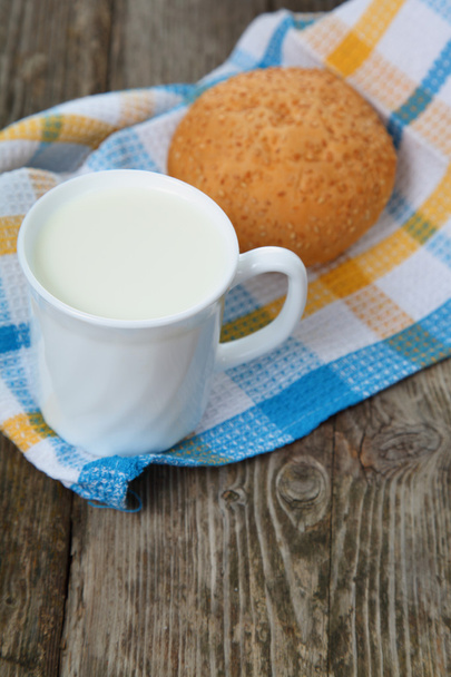 Milk and bun - Foto, Bild