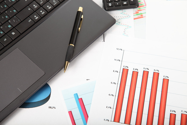 Калькулятор, ноутбук, планшет и финансовые документы
 - Фото, изображение