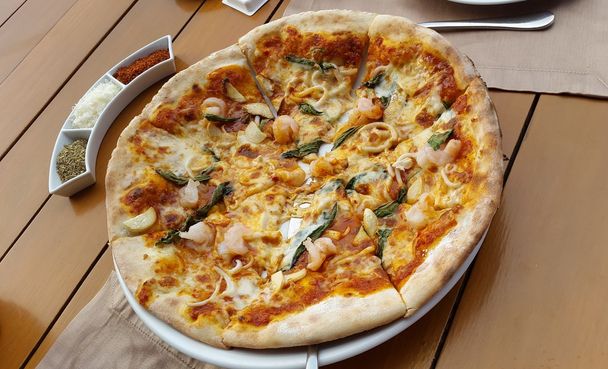 Pizza con champiñones y alcachofas
 - Foto, Imagen