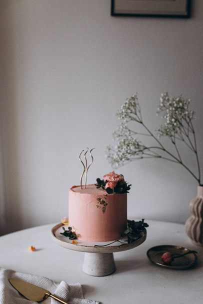 krásný svatební dort a květiny na stole - Fotografie, Obrázek