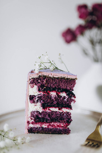 köstliche frische hausgemachte Kuchen mit frischen Beeren auf dem Teller - Foto, Bild