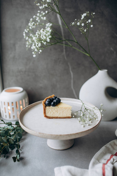 svislý záběr na plátek borůvkového dortu na bílém pozadí - Fotografie, Obrázek