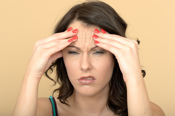 Vonzó fiatal nő, egy fájdalmas fejfájás - Fotó, kép