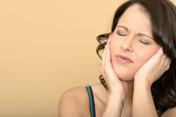 Attrayant jeune femme avec un mal de dents douloureux
 - Photo, image