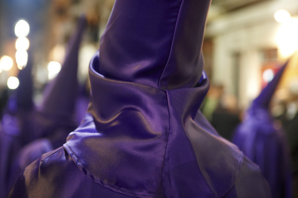 Svatý týden, velikonoční čas ve Španělsku. Nazarenos fialové šaty - Fotografie, Obrázek