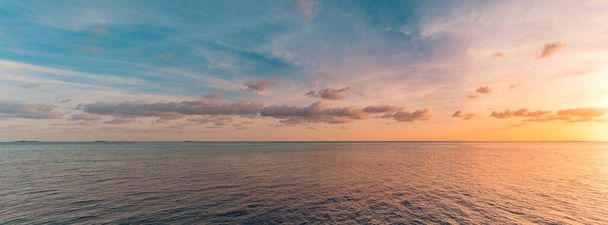 Inspiroida trooppinen ranta edessä merimaisema horisontti. Oranssi violetti kultainen auringonlasku taivas rauhallisuus rauhallinen rentouttava auringonvalo kesätunnelma.  - Valokuva, kuva