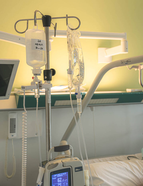 病院の部屋の機械によって注入される静脈血清の容器 - 写真・画像