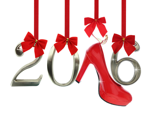 Chaussure à talons hauts et numéro 2016 accroché à des rubans rouges
  - Photo, image