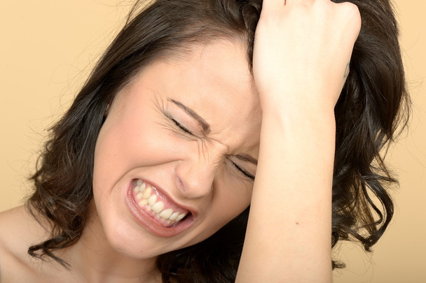 Wütend angespannt attraktive junge Frau sieht gestresst aus - Foto, Bild