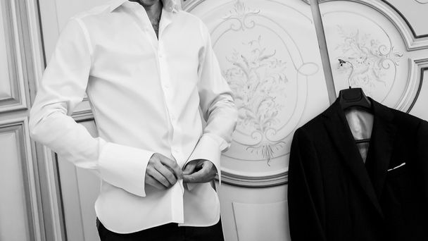 uomo bottoni camicia bianca
 - Foto, immagini