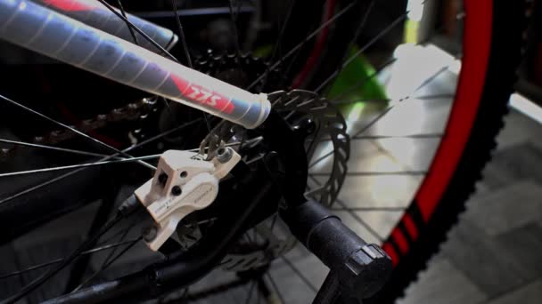 close-up van een fiets in een garage. - Video