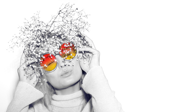 retrato de mulher de moda. Óculos de sol Hippi flores de cabelo no rosto
 - Foto, Imagem