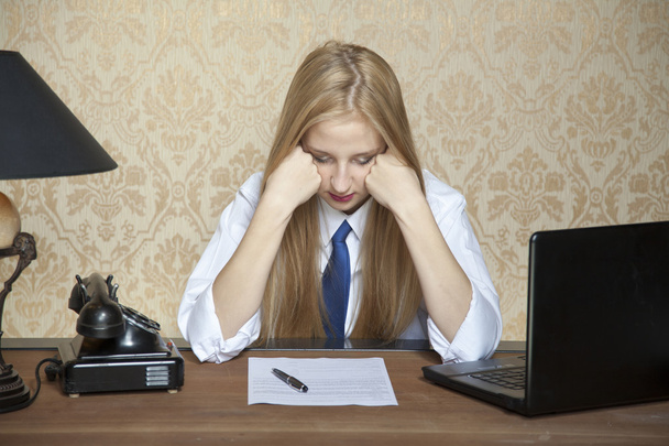 κουρασμένος επιχειρήσεων γυναίκα που κάθεται στο γραφείο - Φωτογραφία, εικόνα